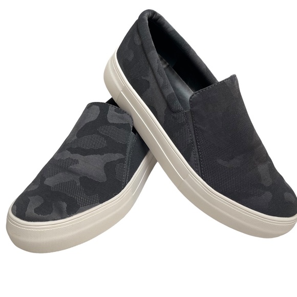 Women’s Vince Camuto Camo Print Slip On Sneaker Casual Tennis Shoe Size 8M - Picture 2 of 12